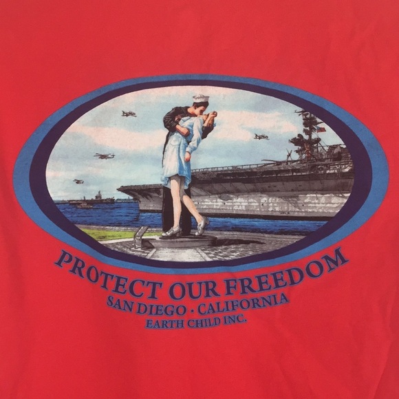 HANES The Kissing Sailor & USS Midway Graphic Tee - Picture 1 of 6